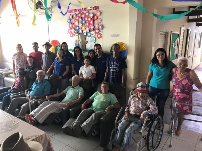 ENTREGA DE POLTRONAS NO LAR DO IDOSO